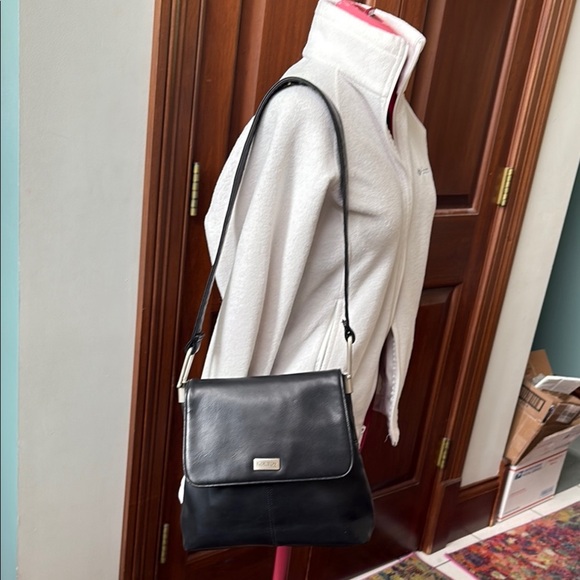 Koltov  shoulder bag  vegan leather navy blue  brushed Silvertone hardware  EUC - Picture 3 of 15